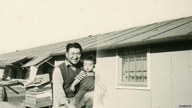Mike Honda e seu pai em campo de concentração