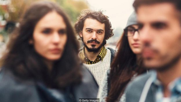 پی بردن به اینکه شخص دیگری دارد به ما نگاه میکند اتفاقی بسیار مشوشکننده است