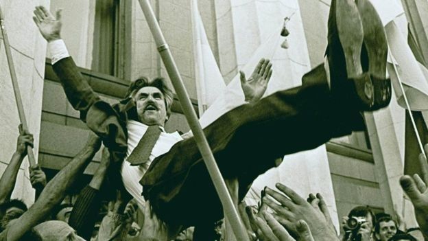 24 серпня 1991 року народ біля Верховної Ради вітає автора Акту проголошення незалежності