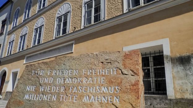 placa de pedra em frente à casa de Hitler