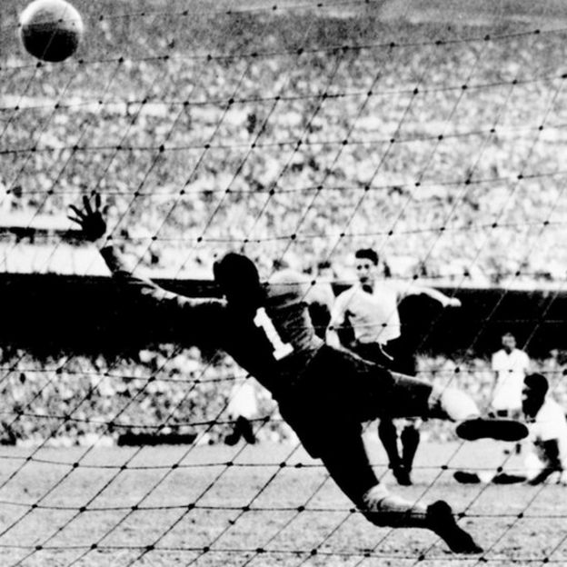 Uruguaylı Juan Alberto Schiaffino 1950'deki maçta Brezilyalı Kaleci of Moacyr Barbosa'nın üzerinden topu aşırırken.
