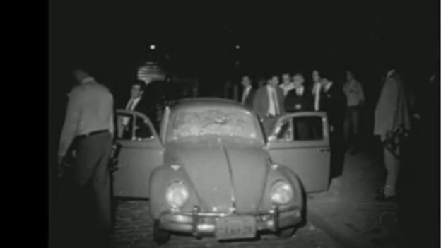 Corpo de Marighella dentro do carro, como foi exibido para a imprensa