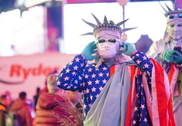 纽约时代广场戴口罩的街头表演者