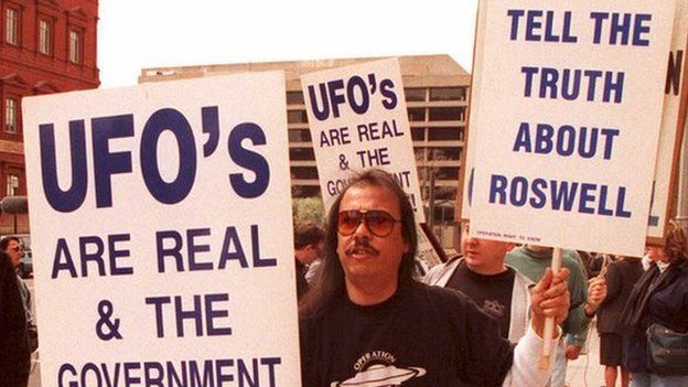 A-UFO-protestor-stands-outside-the-GAO-building-in-Washington-DC-in-1995.