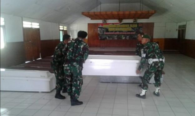 Para petugas TNI menyiapkan peti jenazah untuk korban penembakan di Kabupaten Nduga, di Kodim 1702 Jayawijaya, Wamena, Papua, Selasa (4/12)