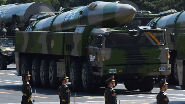 Pekin'deki bir geçit töreninde DF-26 füzeleri taşıyan askeri araçlar
