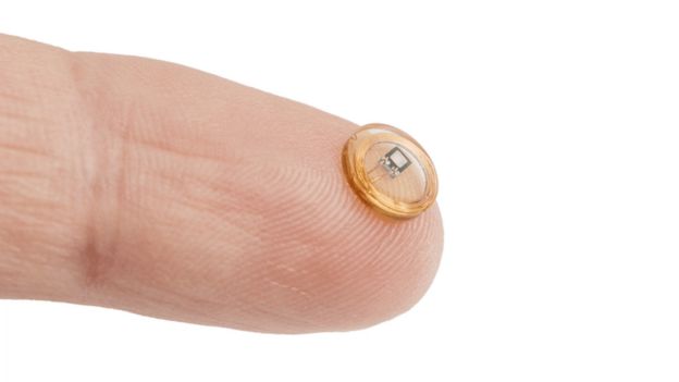Un chip RfD para hacer un implante en un dedo.