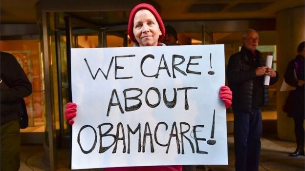 Una mujer sostiene un cartel en apoyo de Obamacare, el 20 de diciembre de 2016 in Filadelfia, Pennsylvania.
