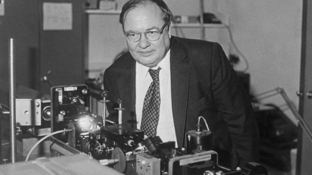 Arthur Schawlow posando com laser em um laboratório em Stanford, Estados Unidos