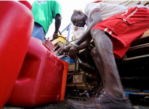 Collecting petrol in a can in Tortula