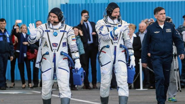 Космонавты Алексей Овчинин (слева) и Ник Хейг перед запуском ракеты