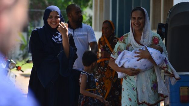 இலங்கை ஜனாதிபதி தேர்தல்: வாக்காளர்கள் சென்ற பேருந்து மீது துப்பாக்கிச்சூடு