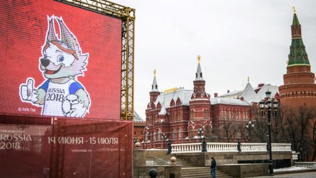 Un cartel con la mascota de Rusia 2018, Zabivaka