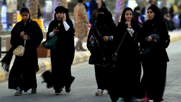 Mujeres con burka y celulares en Arabia Saudita