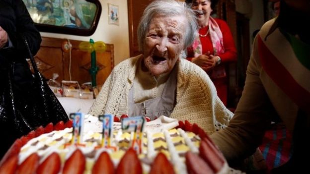 Emma Morano frente a un pastel de cumpleaños.