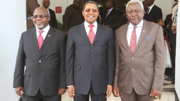 Mdhibiti na Mkaguzi Mkuu wa Hesabu Prof Musa Assad akiwa na Rais Mstaafu Jakaya Kikwete na Mdhibiti na Mkaguzi Mkuu wa Hesabu mstaafu Ludovick S. L. Utouh