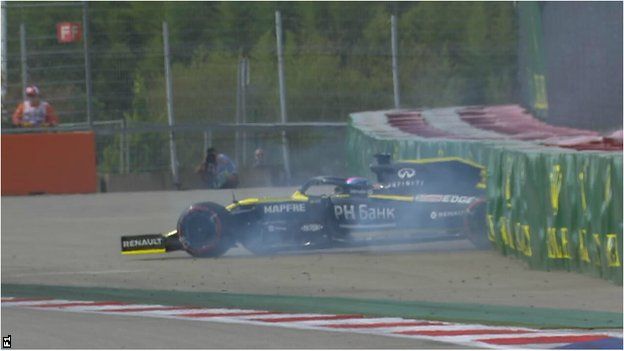 Daniel Ricciardo spins off in the final lap of the session
