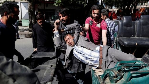 عشرات القتلى ومئات الجرحى في انفجار انتحاري بسيارة مفخخة بالحي الدبلوماسي في كابول _96281180_tv039795409