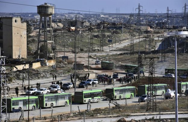 Los convoyes abandonaron la ciudad a través de zonas bajo fuerte control del gobierno.