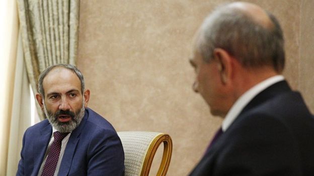 Премьер-министр Армении Пашинян смотрит на президента непризнанной НКР Саакяна