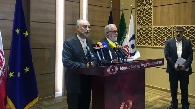 میگل آریاس کانتیه (راست) در مصاحبه مطبوعاتی مشترک با علی‌اکبر صالحی در تهران