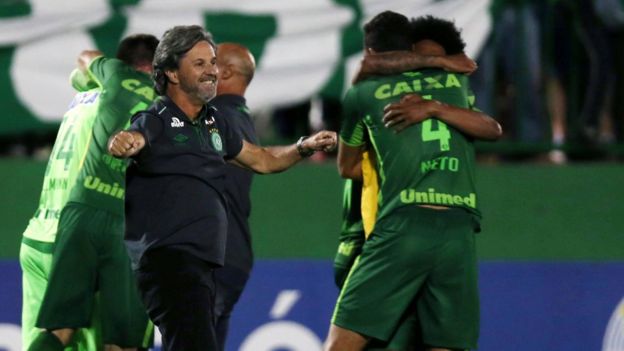 Los jugadores del Chapecoense celebran junto a Caio Junior su acceso a la final de la Copa Sudamericana.