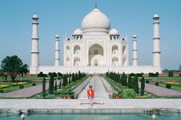 Una de las imágenes más icónicas del Taj Mahal, con la princesa Diana de Gales, en 1992.