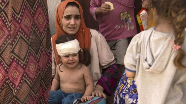 Mulher com filha ferida em Mossul