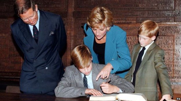 El príncipe Carlos, Diana y Harry miran cómo William firma el libro de ingreso a la escuela Eton en septiembre de 1995.