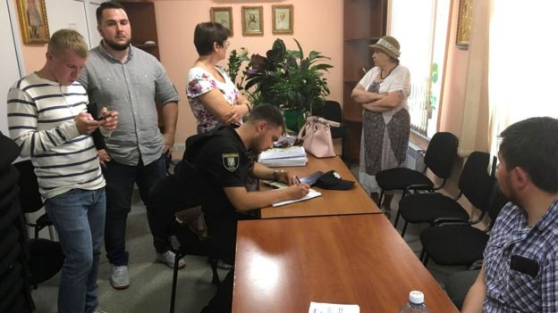 Image captionВ приміщенні монастиря є десятки людей, які представляють обидві сторони конфлікту Image captionВ приміщенні монастиря є десятки людей, які представляють обидві сторони конфлікту