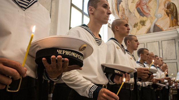 Marinos rusos le rinden homenaje a las víctimas del Kursk