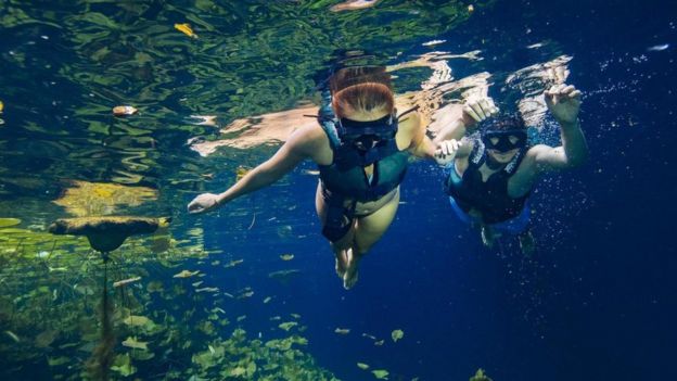 Mergulho em cenote na península de Yucatán