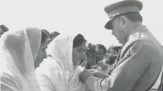 1965 போரில் வீர சாகசம் புரிந்ததற்கான மரணத்திற்கு பிந்தைய விருதை அதிபர் அயூப் கானிடம் இருந்து பெறுகிறார் பாகிஸ்தான் மேஜர் அஜீஜ் பட்டியின் மனைவி