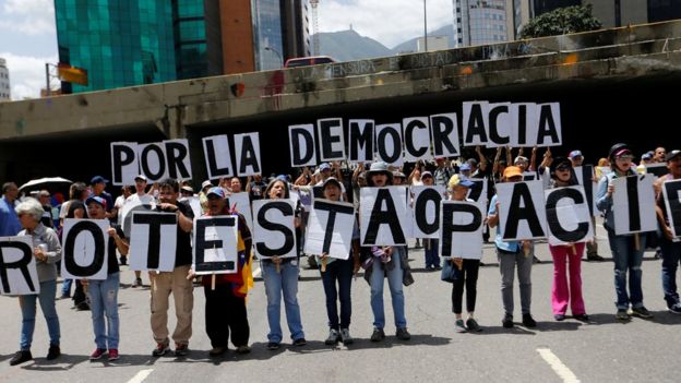 Manifestantes protestan contra Nicolás Maduro en Caracas.