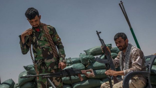 ميليشيات شيعية مدعومة من إيران تقاتل بجانب قوات الرئيس السوري بشار الأسد ضد تنظيم الدولة الإسلامية