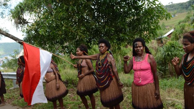 Esta foto de 2015 muestra a las mujeres papúes saludando a la caravana del presidente indonesio Joko Widodo en Jayapura