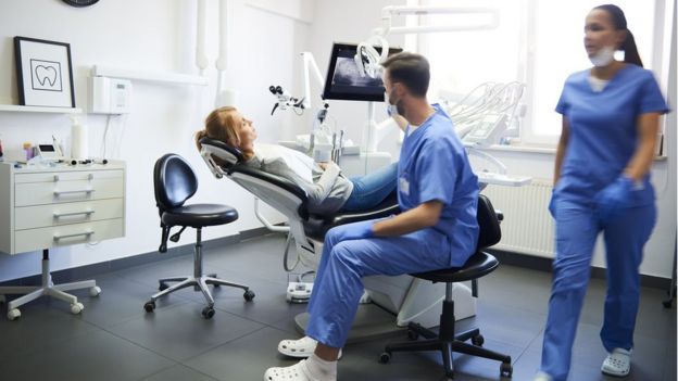 Mujer en el dentista