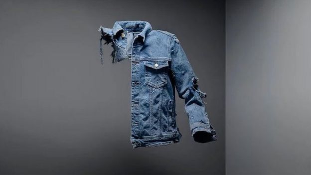 Kampanye itu menampilkan jaket, kemeja, gaun, dan item pakaian lainnya yang robek atau rusak. Mereka mempromosikannya dengan menyertakan slogan