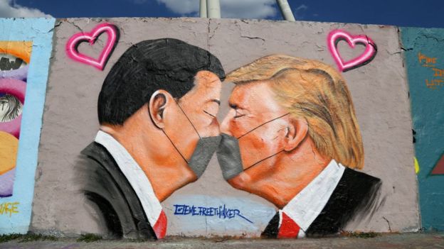 رسم جداري يجمع الرئيس الأمريكي دونالد ترامب ونظيره الصيني شي جينبينغ