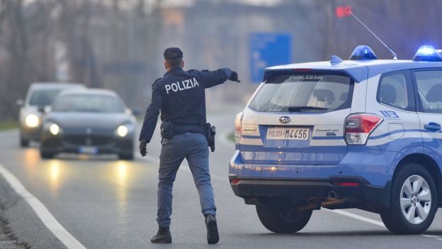 Полицейский на дороге в Италии