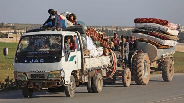 Displaced Syrians drive with their belongings in Aleppo province (22 January 2020)