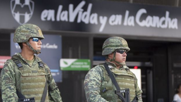 Soldados vigilan en las inmediaciones del estadio BBVA Bancomer