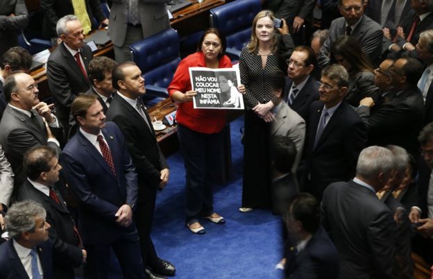 Senadores del PT sostienen un cartel con el rostro de Dilma Rousseff.