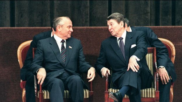 Mijail Gorbachov y Ronald Reagan.