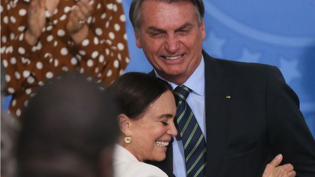 Regina Duarte abraça Bolsonaro