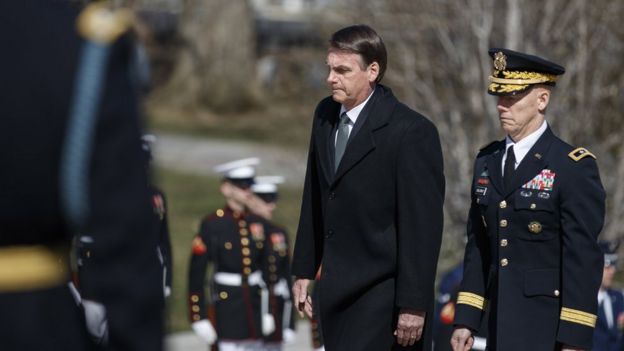 Bolsonaro caminha em meio a soldados durante cerimônia nos EUA