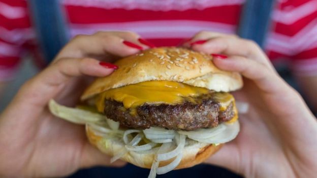 Una hamburguesa con queso