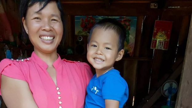 Bà Mai Thị Khuyên, vợ của Đặng Văn Hiến cùng con trai út