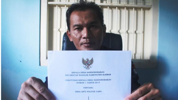 Kepala Desa Sardonoharjo, Herjuno Wiwoho dengan Peraturan Desa anti politik uang.