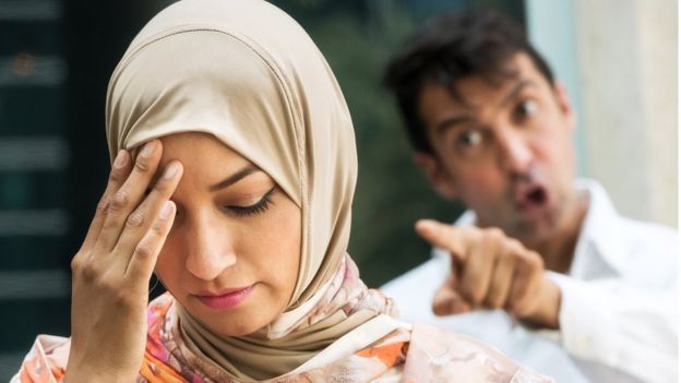Casal muçulmano discutindo